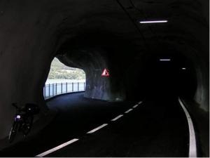 v tunelu